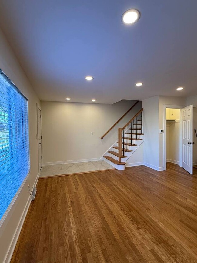 Building Photo - 415 E Lincoln St