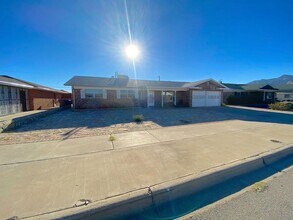 Building Photo - Northeast El Paso 3bed/2bath w/LOTS of living space!