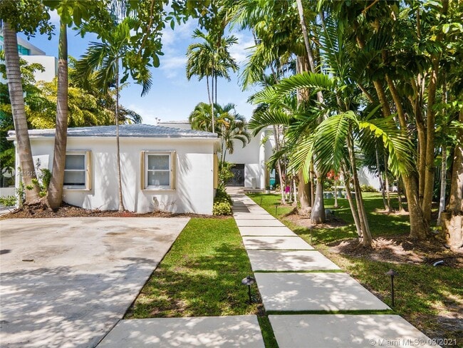 Building Photo - 1413 N Venetian Way