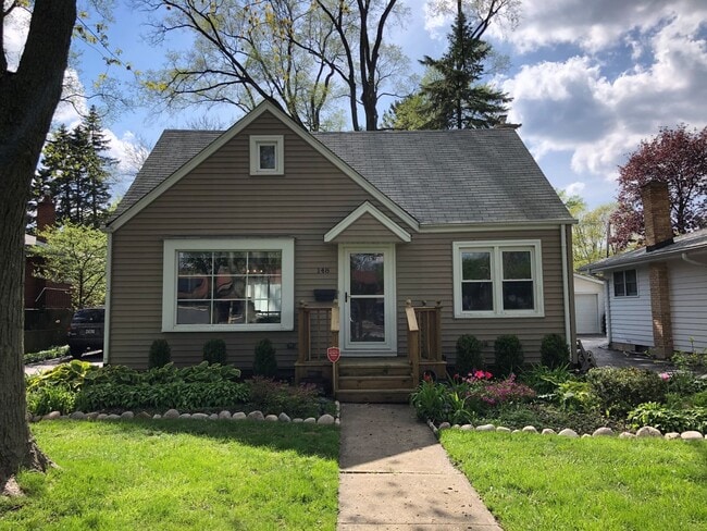 Building Photo - Well Maintained 3Bed/2Bath Single Family HUGE Backyard!