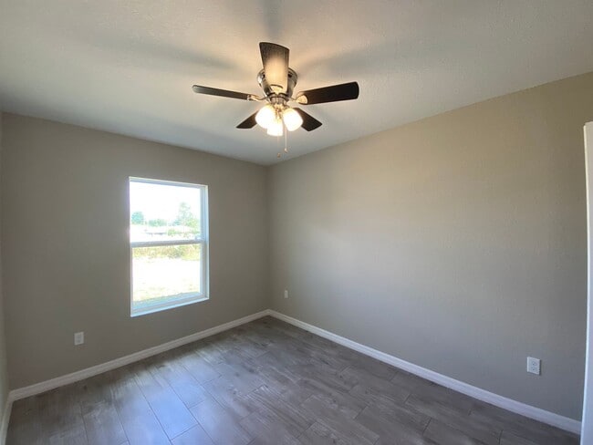 Building Photo - Custom Home - Desirable SE Ocala neighborhood 3/2/2 ** Wont Last**