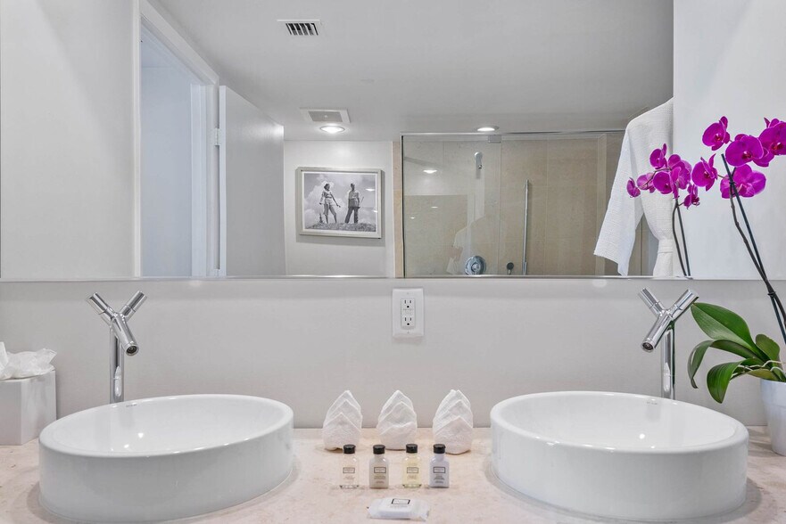 Building Photo - 485 Brickell Ave