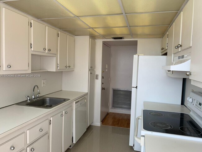 Building Photo - 1200 NE Miami Gardens Dr