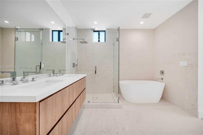 Building Photo - 2710 SW 34th Ave