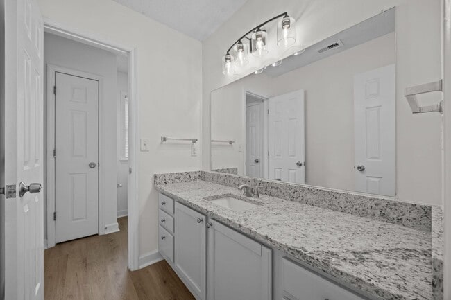 Building Photo - Newly Renovated Townhome!