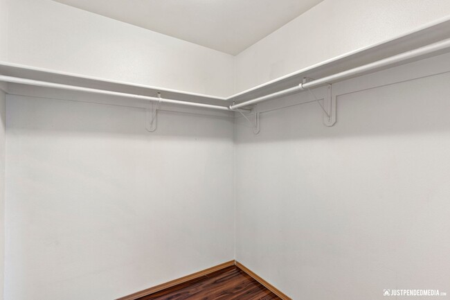 Building Photo - Spacious & Updated 3 Bedroom Duplex Near M...