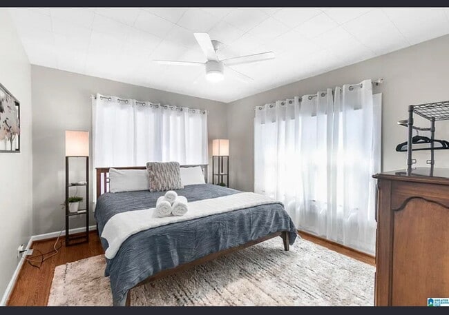 Building Photo - Newly 2 Bedroom Remolded Home/ Area