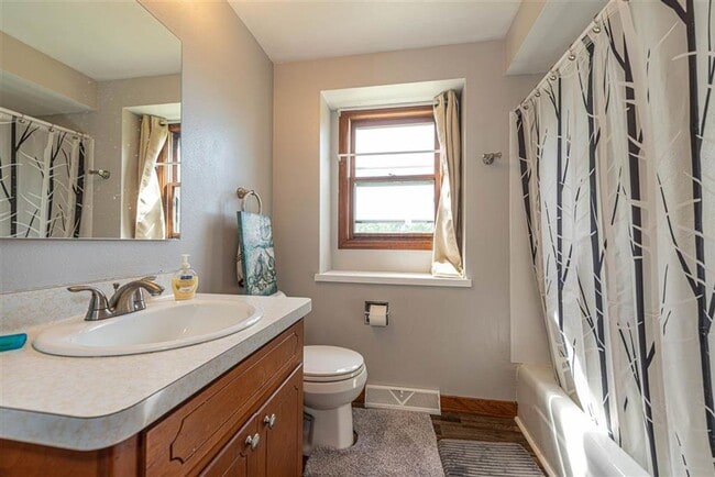 Building Photo - 2 Bed 1.5 Bath Townhome