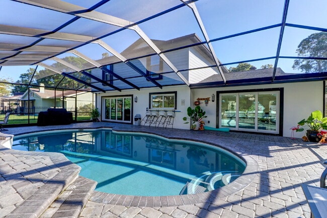 Building Photo - Fully Furnished 4-Bedroom Pool Home with Golf Course Views in Northdale