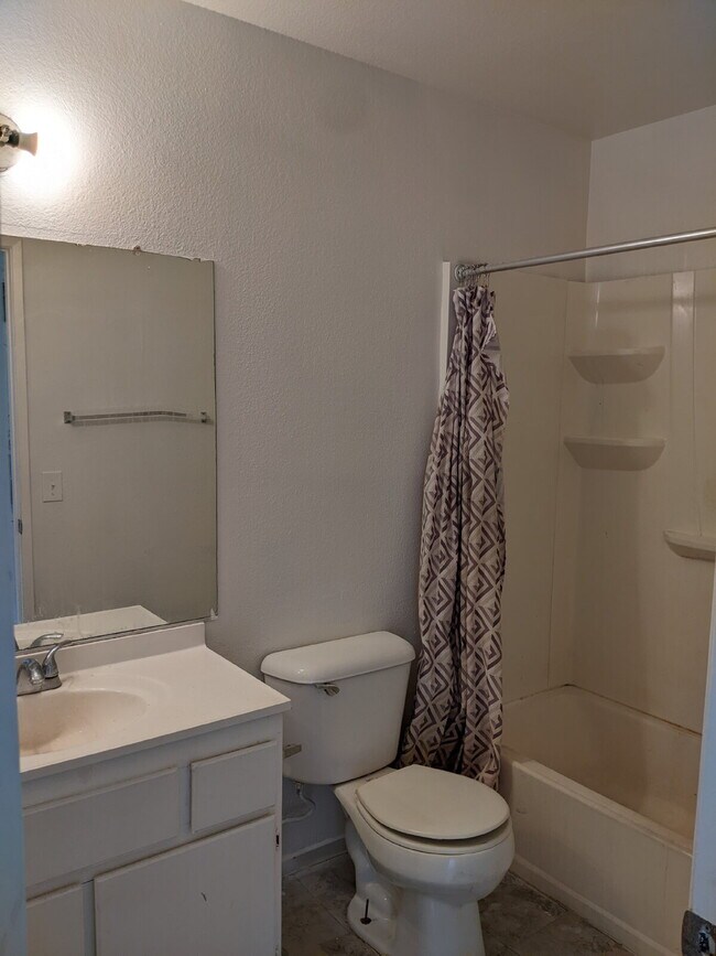 Building Photo - 2br condo in gated pool community