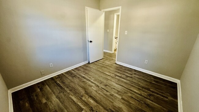 Building Photo - 2432 Yorkshire Dr SW