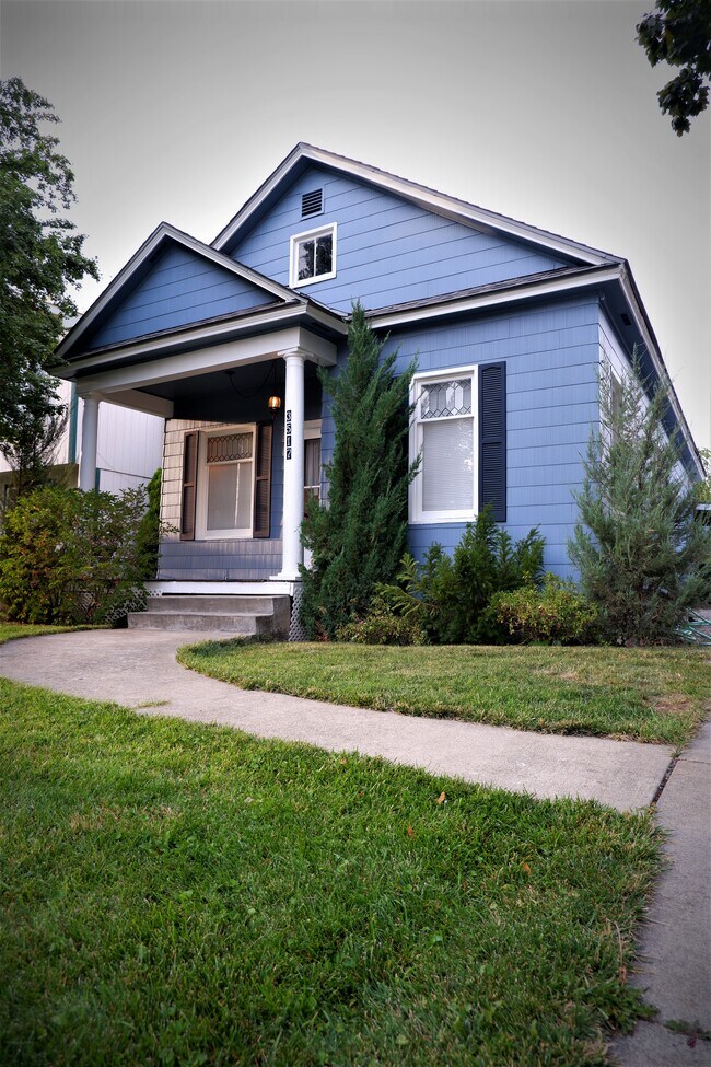 Building Photo - 3517 E 32nd Ave