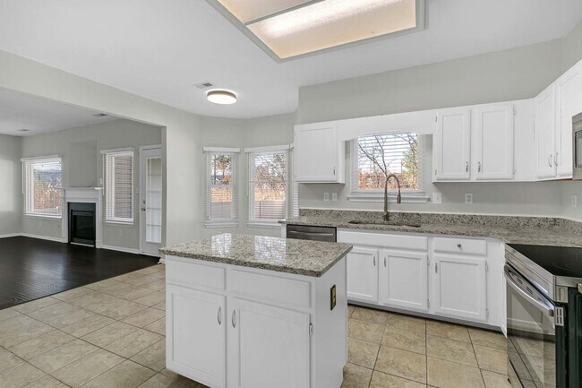 Building Photo - 710 Ray Ave