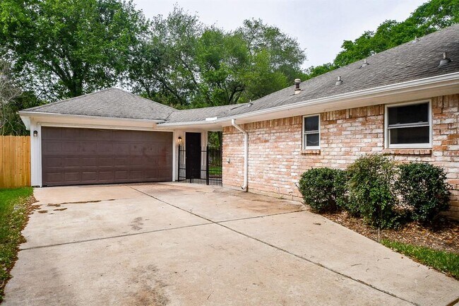 Building Photo - 3007 Broadmoor Dr