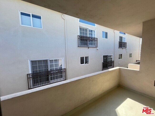 Building Photo - 11727 Mayfield Ave