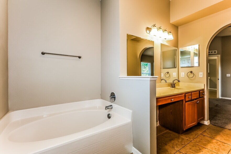 Building Photo - 6922 Crown Lake Dr