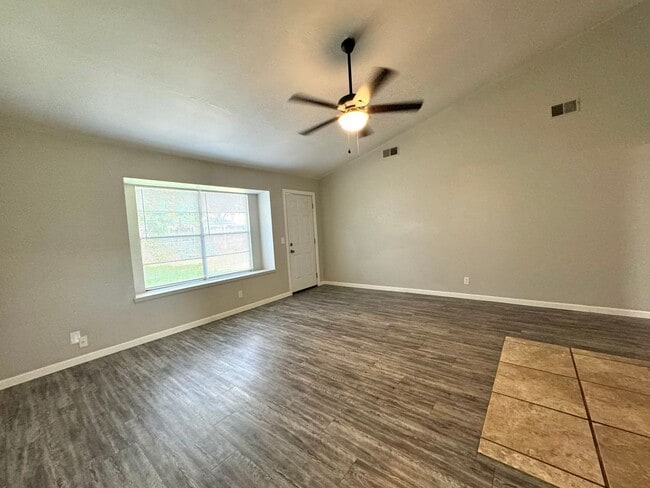 Building Photo - 3 bedroom 2 bathroom Duplex!