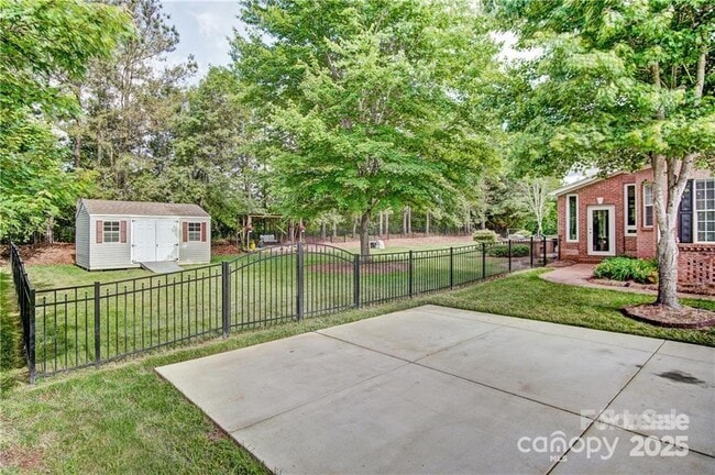 Building Photo - 8005 Weddington Downs Dr