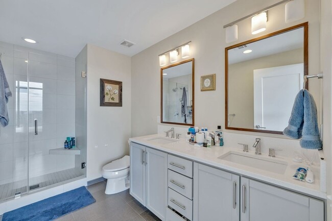 Building Photo - 2 Bed, 2 Bath Luxury High-rise Condo w/ Pa...