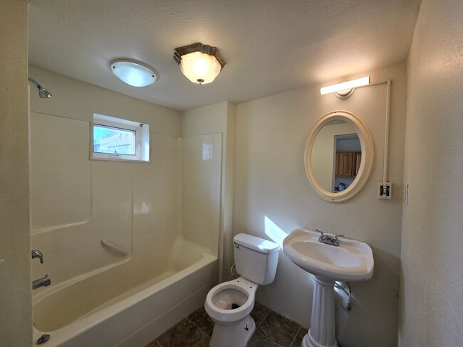 Building Photo - Northside Spokane! Available Now! Move In ...