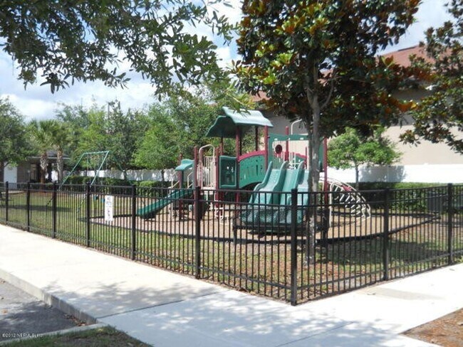 Building Photo - 2 Bed 2 Bath Condo Available in Villa Beauclerc!