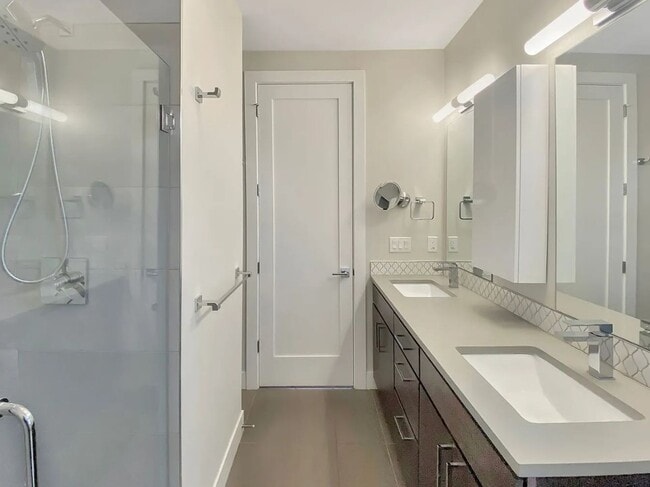 Building Photo - Modern 4BD, 3BA LoHi Townhome with Rooftop Deck