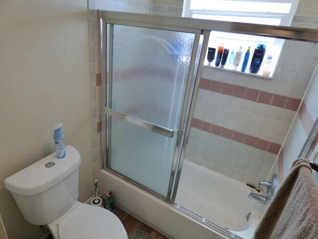 Building Photo - $0 DEPOSIT OPTION. SPACIOUS TRI-LEVEL HOME...