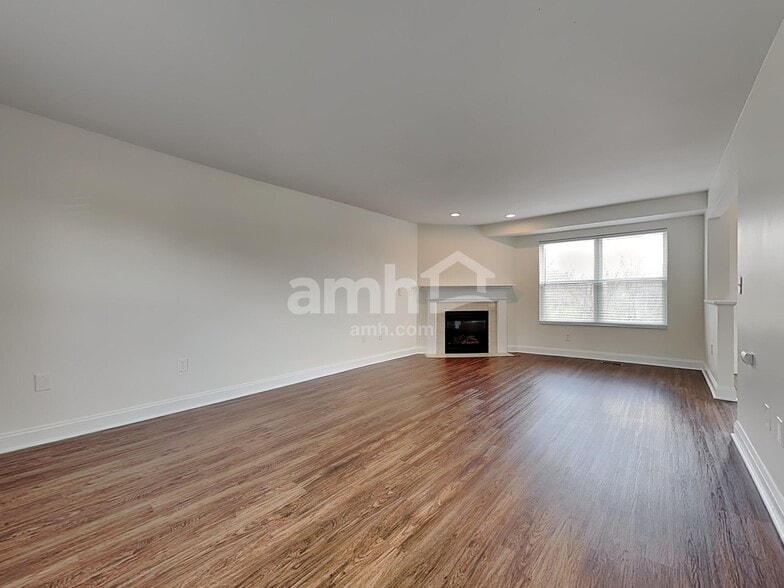 Building Photo - 2819 Coachlight Ln