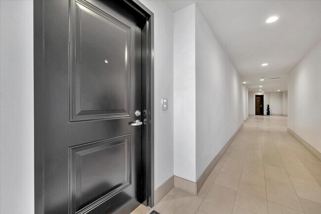 Building Photo - 657 Walnut St