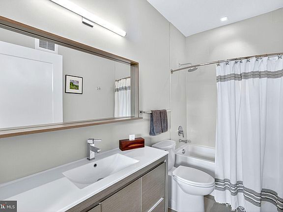 Building Photo - 900 11th St SE