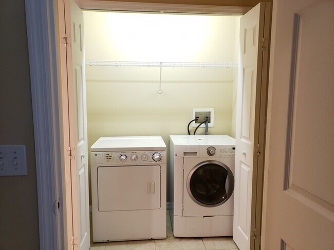 Building Photo - Nice 3 Bed 2 Bath Town Home located in San...