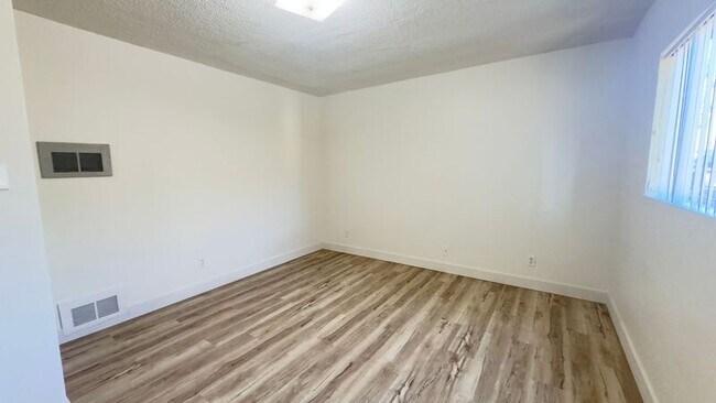 Building Photo - 325 N Glendora Ave