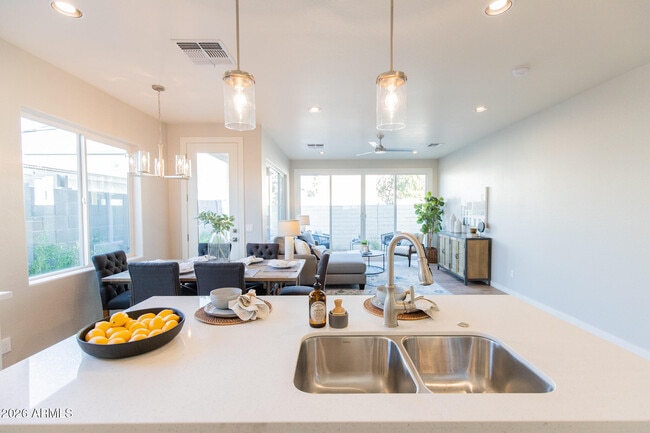 Building Photo - 3726 E Flower St