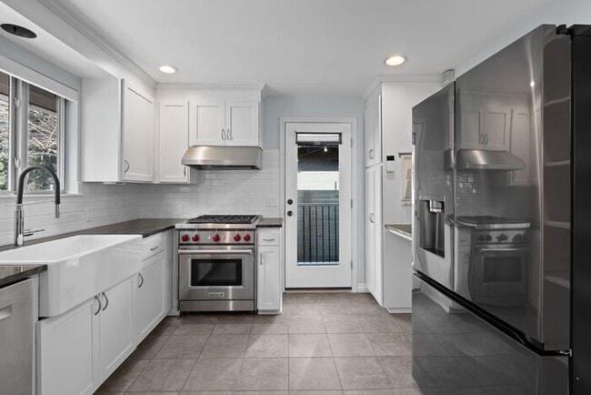 Building Photo - Elegant and Spacious Air-Conditioned Lincoln Park Rambler