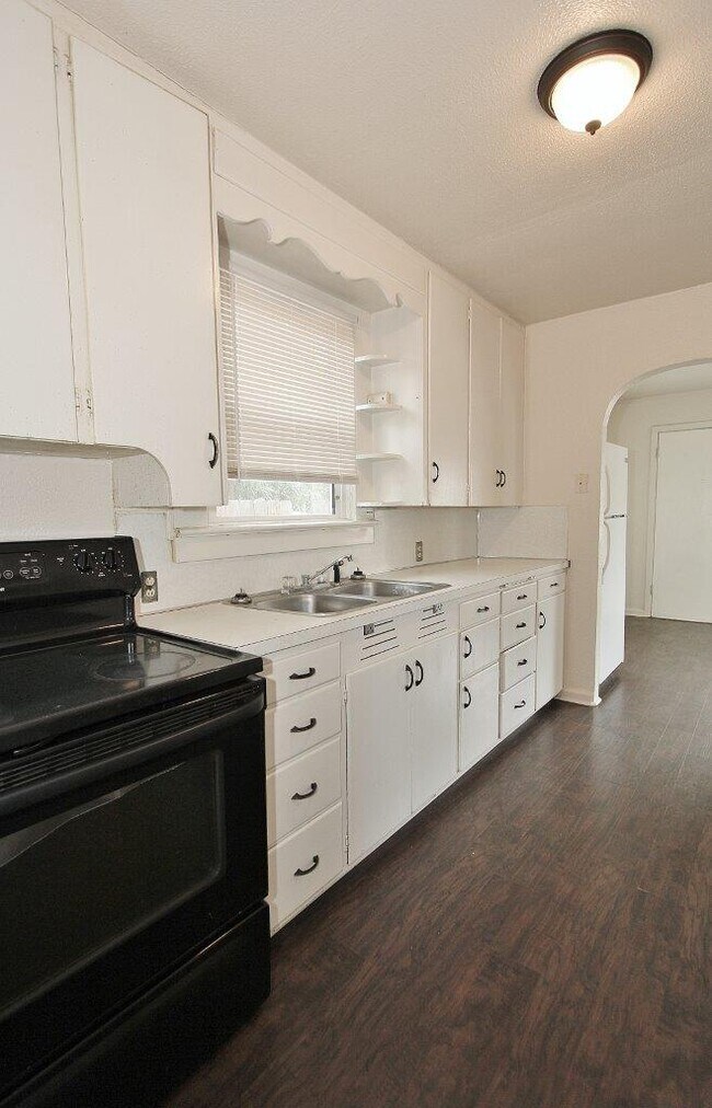 Building Photo - 811 8th Ave N