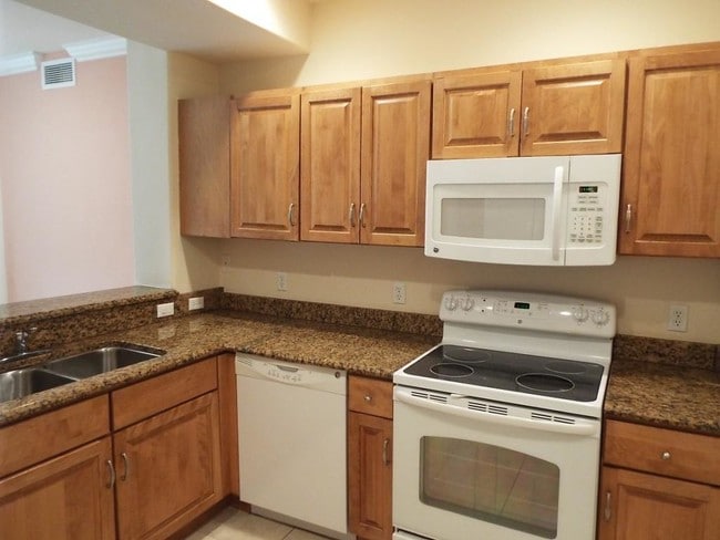 Building Photo - 13100 Bella Casa Cir