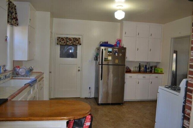 Building Photo - 614/616 Hollister Road