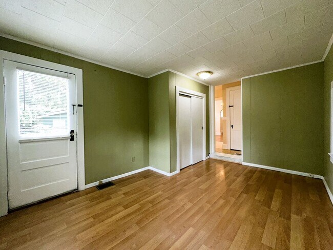 Building Photo - Beautiful, Historic House! Hardwood Floors, Full Basement, Detached Garage; W/D, Pets Ok!