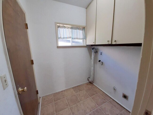 Building Photo - Spacious 5 bedroom/1.5 bath home in Spring...