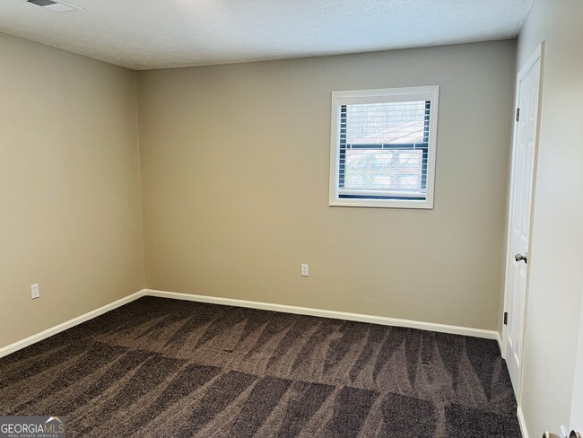 Building Photo - 1075 Eastview Rd NE