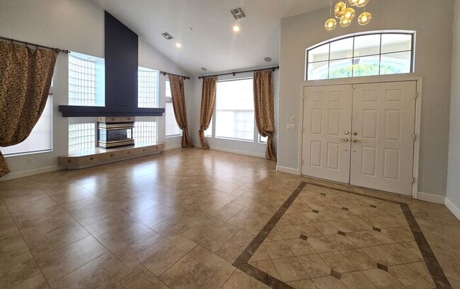 Building Photo - Stunning Resort style Home 5-bedroom Pool/Spa