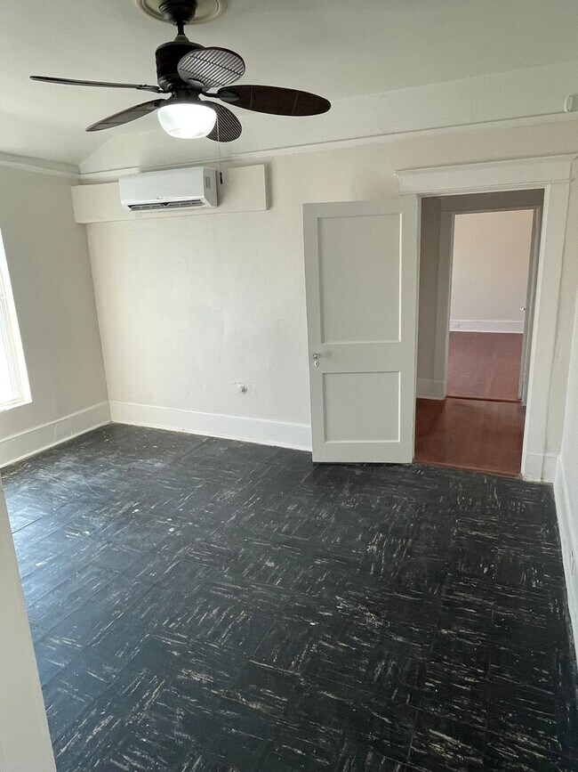 Building Photo - Newly Renovated 3BD/2BA in Lakeview