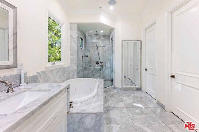 Building Photo - 391 S Saltair Ave