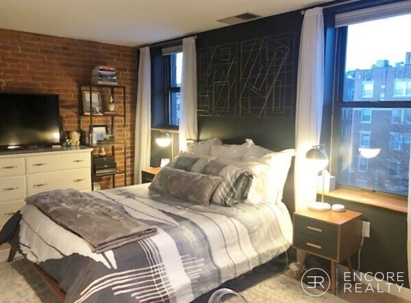 Building Photo - 103 Gainsborough St