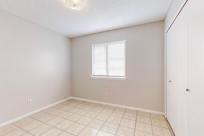 Building Photo - Taylor Ranch 4/BD 2/BA 2/CG