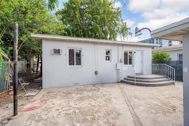 Building Photo - 2025 Fillmore St