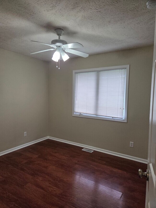 Building Photo - Beautiful 3-bedroom house available now