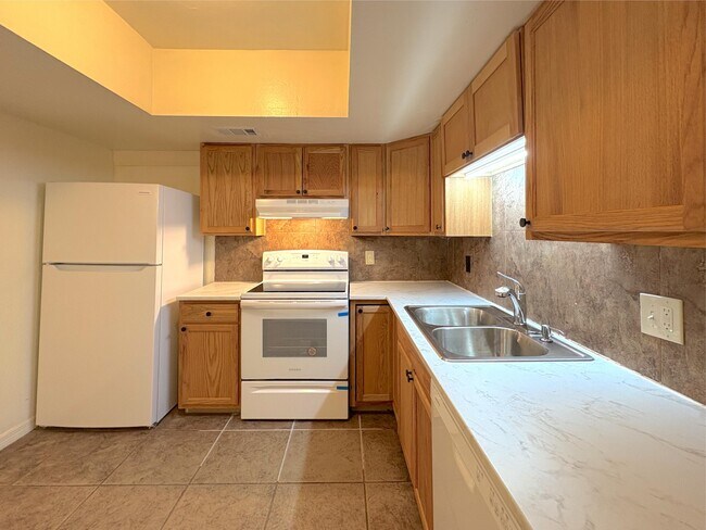 Building Photo - 1124 NE 5th Ave