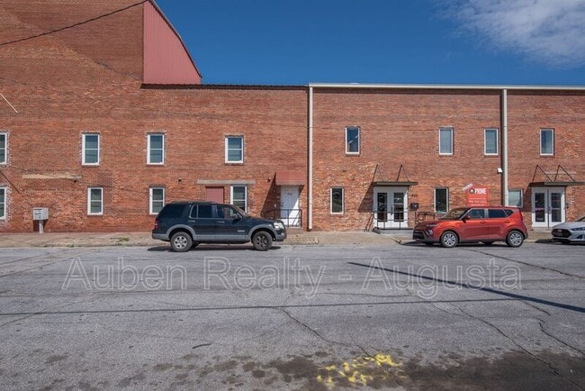 Building Photo - 913 Walker St