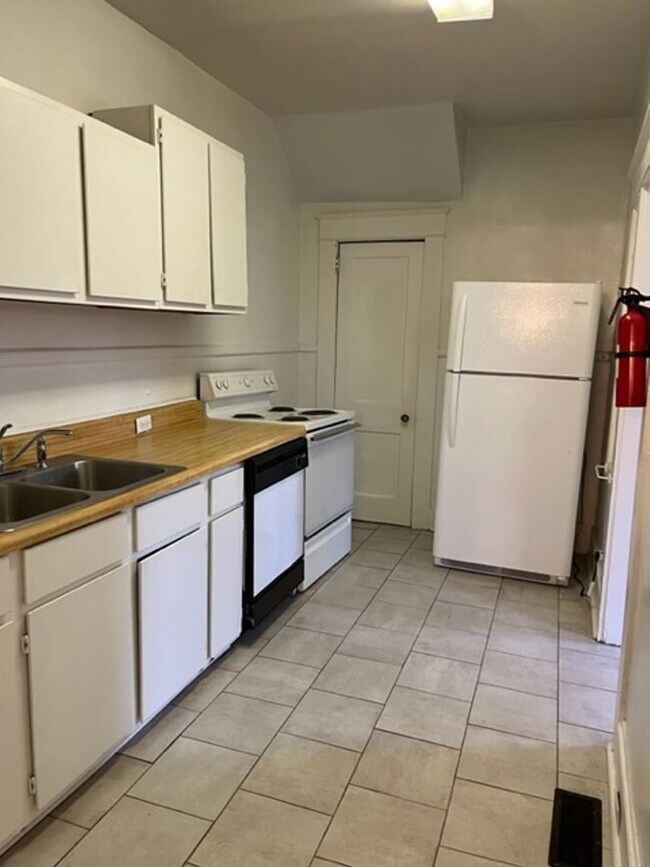 Building Photo - FERRIE RICH DUPLEX
